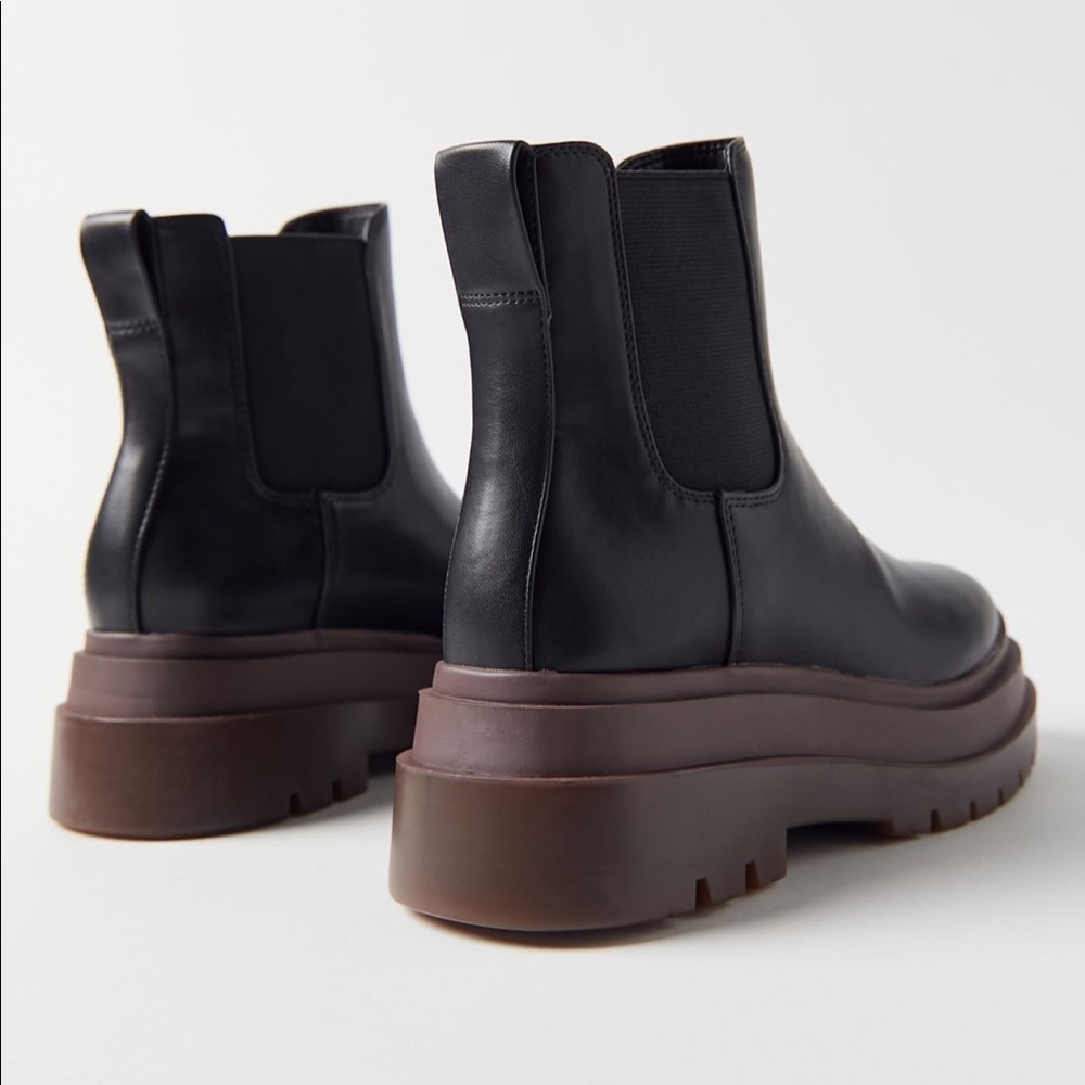 New with box UO Betty treaded Chelsea faux leather chunky platform boot 9 - Picture 2 of 10